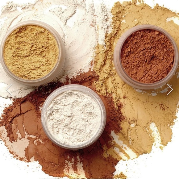 OPV Beauty London Loose Setting Powder in Translucent - Picture 5 of 5